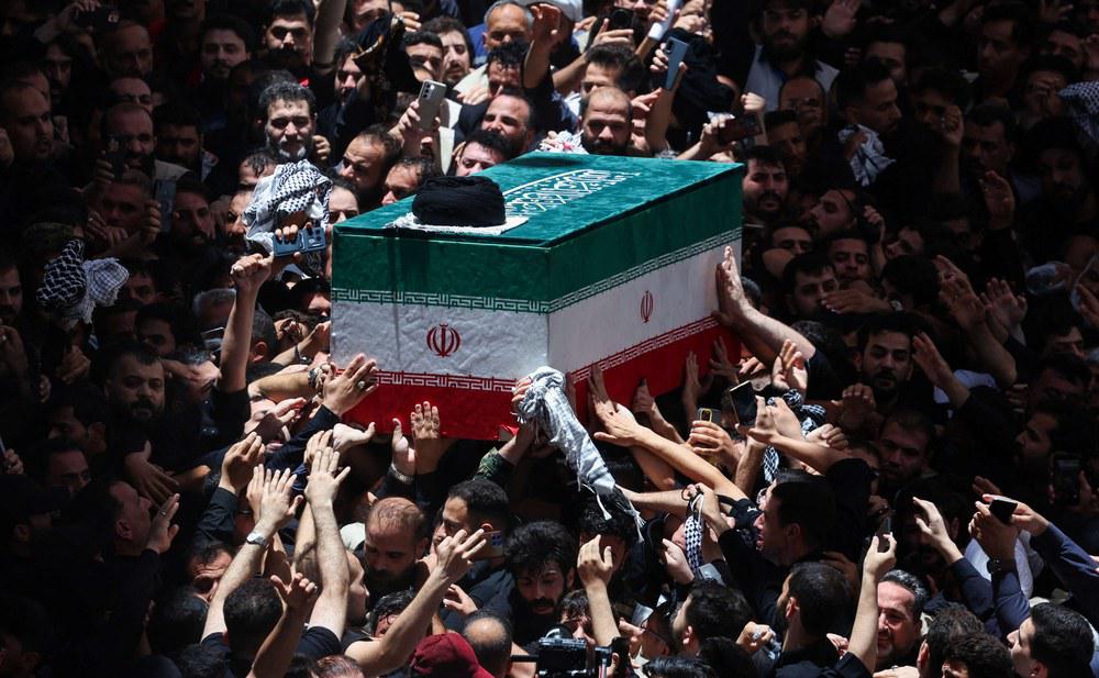 إيران تشيع "خامنئي" تحت وقع الغارات الأمريكية